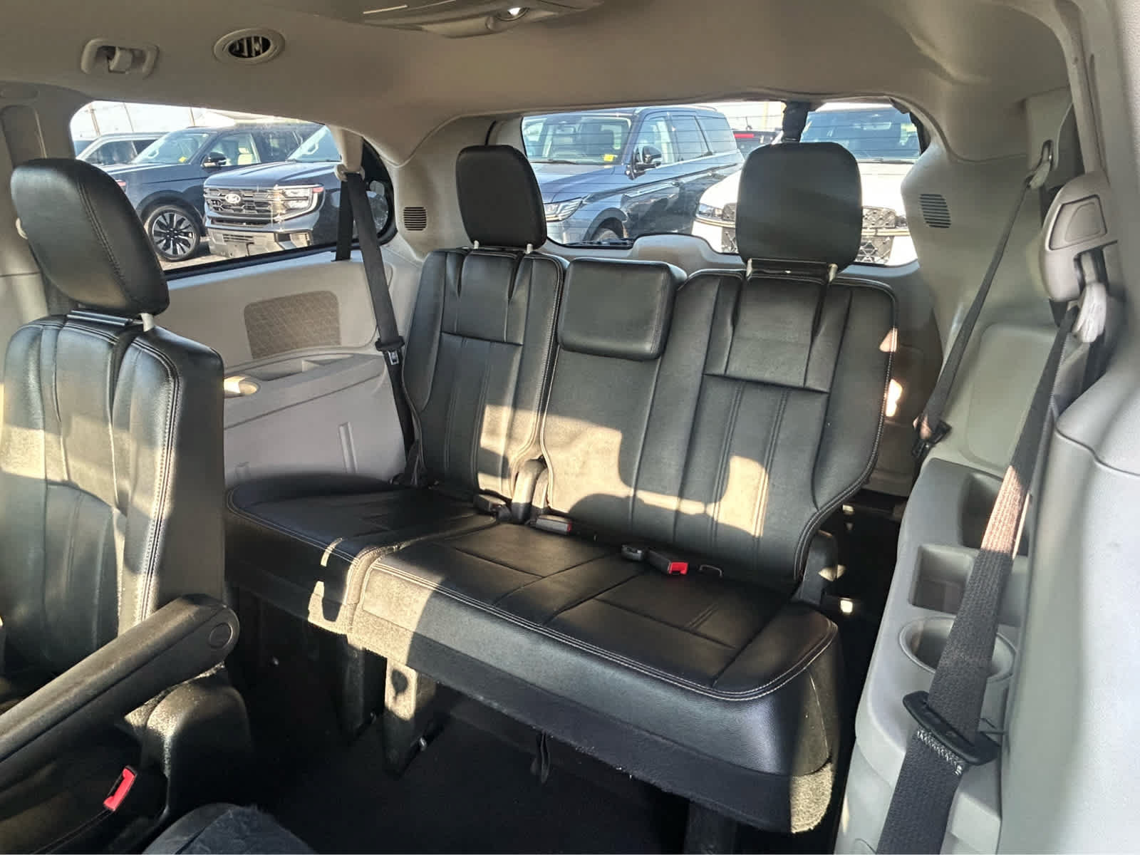 Used 2016 Chrysler Town & Country Touring FWD image 10