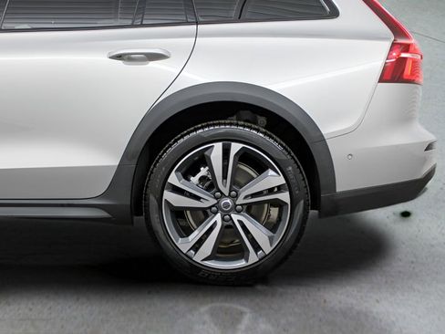 Used 2025 Volvo V60 B5 Cross Country Plus AWD/4WD image 14
