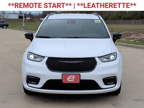 New 2026 Chrysler Pacifica Select image 2