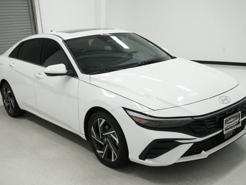 Used 2024 Hyundai Elantra SEL w/ Convenience Package FWD image 3