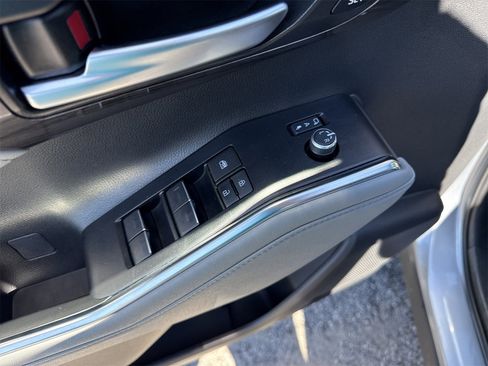 Used 2023 Toyota Highlander Limited image 18