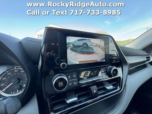 Used 2023 Toyota Highlander LE AWD/4WD image 19