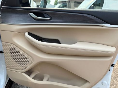 Used 2023 Jeep Grand Cherokee Limited w/ Luxury Tech Group II image 38