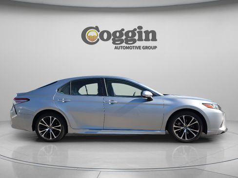 Used 2019 Toyota Camry SE FWD image 6