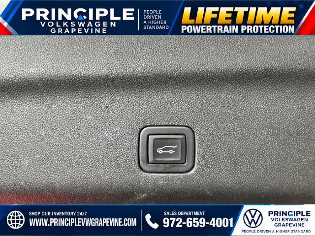 Used 2023 Cadillac Escalade ESV Sport Platinum w/ LPO, ONYX Package AWD/4WD image 32