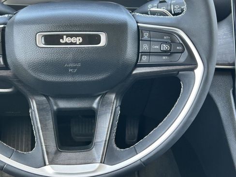 Used 2023 Jeep Grand Cherokee Limited w/ Black Appearance Package AWD/4WD image 21