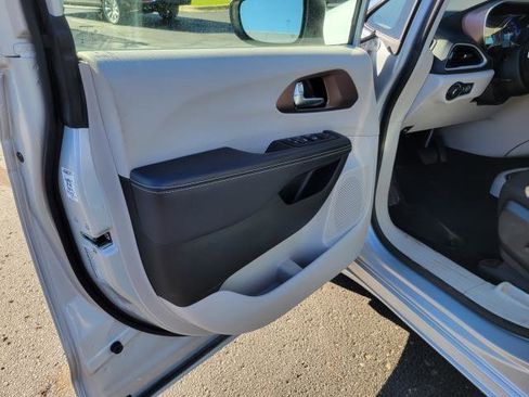 Used 2023 Chrysler Voyager LX FWD image 6