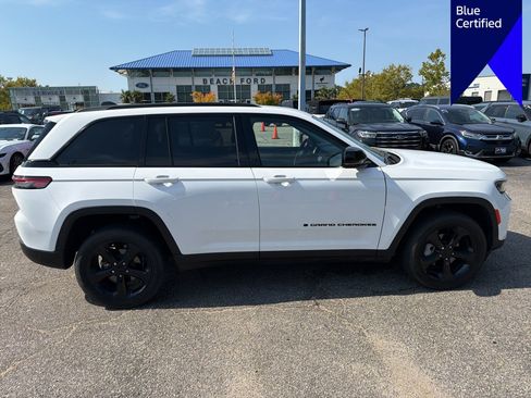 Used 2023 Jeep Grand Cherokee Limited w/ Black Appearance Package AWD/4WD image 4