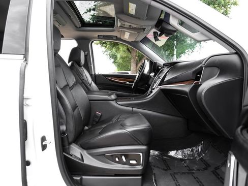 Used 2019 Cadillac Escalade ESV Premium Luxury RWD image 32