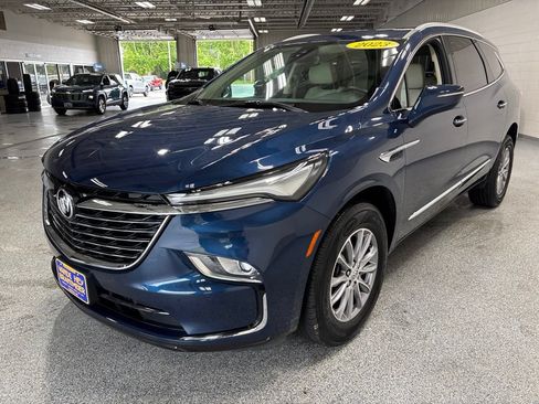 Used 2023 Buick Enclave Essence AWD/4WD image 3