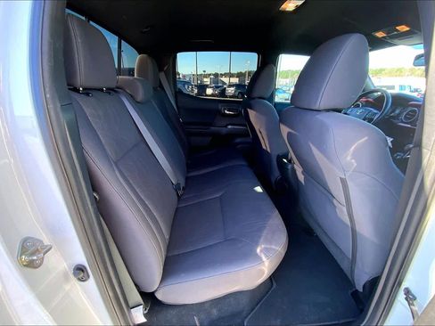 Used 2019 Toyota Tacoma TRD Sport image 17
