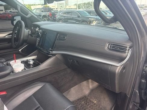 Used 2024 Jeep Wagoneer L Series II AWD/4WD image 22