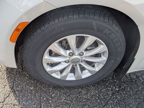 Used 2019 Chrysler Pacifica Touring Plus image 12