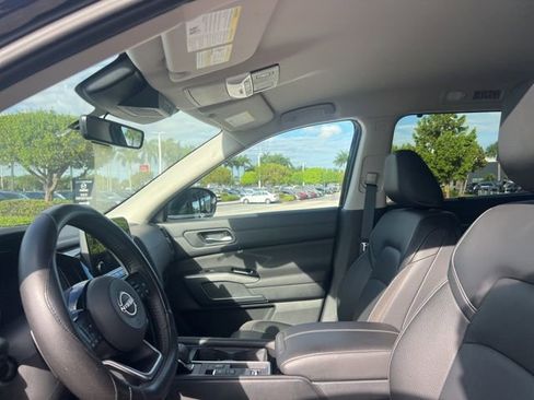 Used 2025 Nissan Pathfinder SL w/ Black Appearance Package image 23
