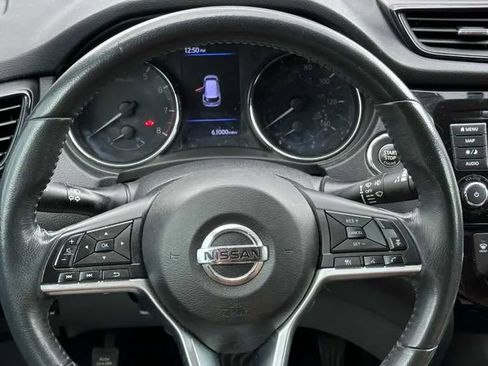 Used 2018 Nissan Rogue SV w/ Premium Package FWD image 17