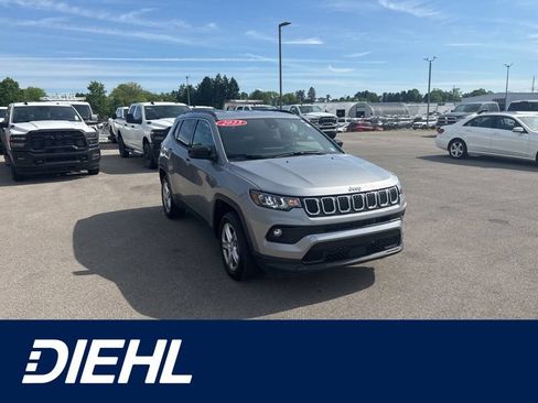 Used 2023 Jeep Compass Latitude AWD/4WD image 1
