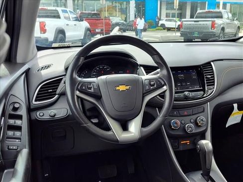 Certified 2022 Chevrolet Trax LT w/ LT Convenience Package image 9