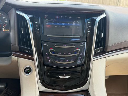 Used 2015 Cadillac Escalade Luxury image 11