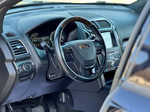 Used 2017 Ford Explorer Platinum image 11