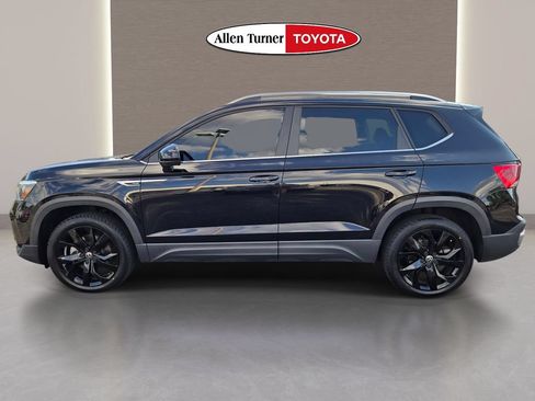Used 2023 Volkswagen Taos SE w/ Panoramic Sunroof Package FWD image 11