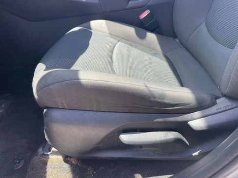 Used 2021 Toyota RAV4 LE FWD image 6