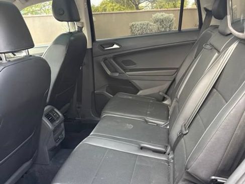 Used 2019 Volkswagen Tiguan SE w/ Panoramic Sunroof Package FWD image 9
