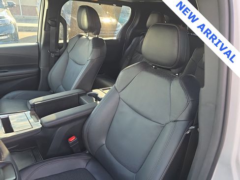 Used 2025 Toyota Sienna Platinum image 6
