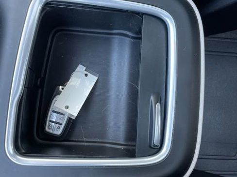 Used 2024 Chrysler Pacifica Touring-L image 11