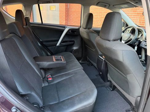 Used 2018 Toyota RAV4 LE image 17