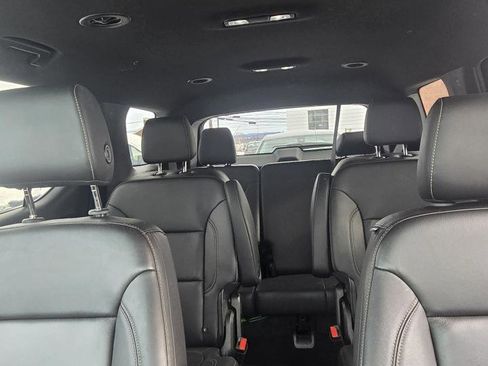 Used 2023 Chevrolet Traverse LT image 4