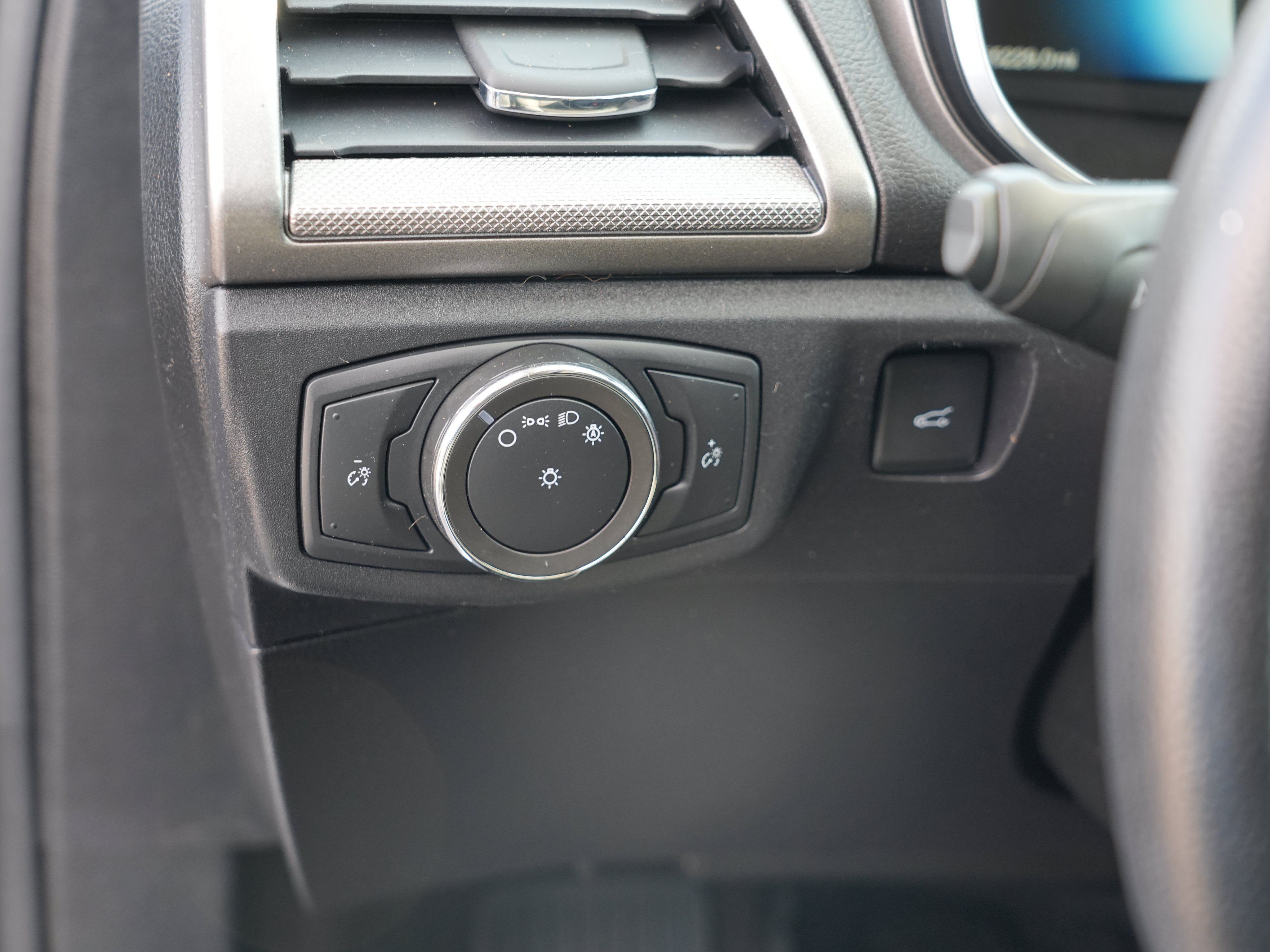 Used 2020 Ford Fusion SE FWD image 17