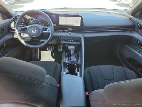 Certified 2025 Hyundai Elantra SEL FWD image 12