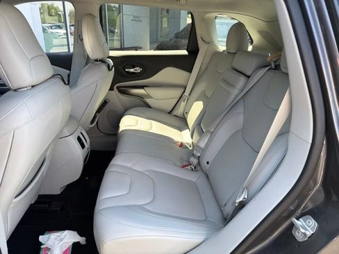 Used 2019 Jeep Cherokee Limited AWD/4WD image 9