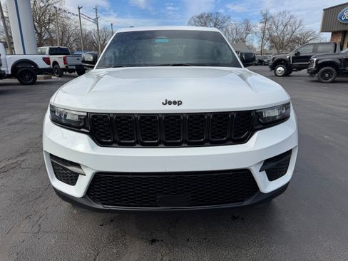 Used 2024 Jeep Grand Cherokee Altitude AWD/4WD image 2