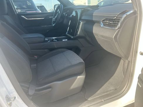 Used 2025 GMC Acadia Elevation image 3