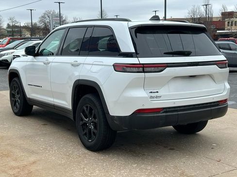 Used 2024 Jeep Grand Cherokee Altitude AWD/4WD image 10
