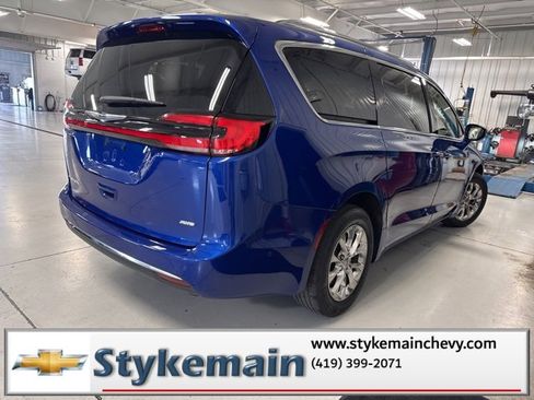Used 2021 Chrysler Pacifica Touring-L w/ Uconnect Theater Family Group image 18