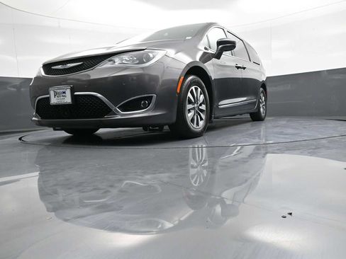 Used 2020 Chrysler Pacifica Touring-L Plus FWD image 29