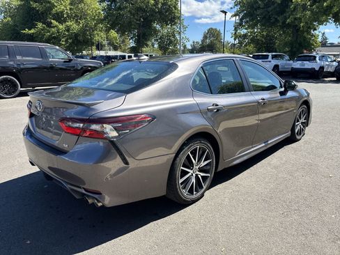 Used 2022 Toyota Camry SE w/ Convenience Package FWD image 3