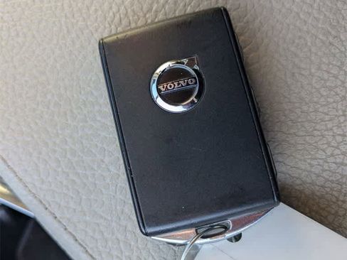 Used 2019 Volvo XC60 T6 Momentum w/ Multimedia Package image 34