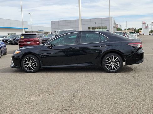 Used 2021 Toyota Camry XLE FWD image 6