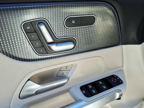 Used 2020 Mercedes-Benz GLB 250 4MATIC image 17