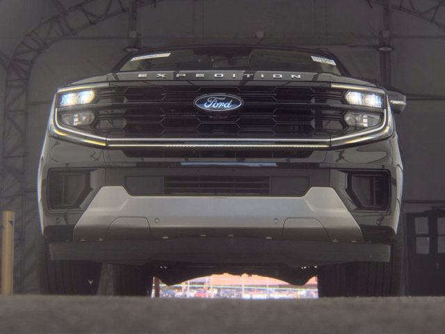 Used 2025 Ford Expedition Platinum w/ Driver's Package AWD/4WD image 5