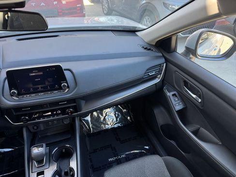 Used 2025 Nissan Rogue SV FWD image 33