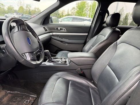 Used 2017 Ford Explorer XLT w/ Equipment Group 202A AWD/4WD image 5