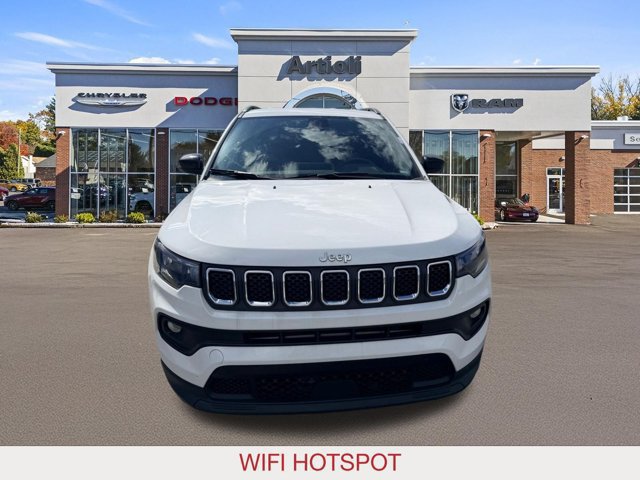 Used 2024 Jeep Compass Latitude AWD/4WD image 3