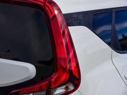 Used 2022 Kia Soul LX image 8