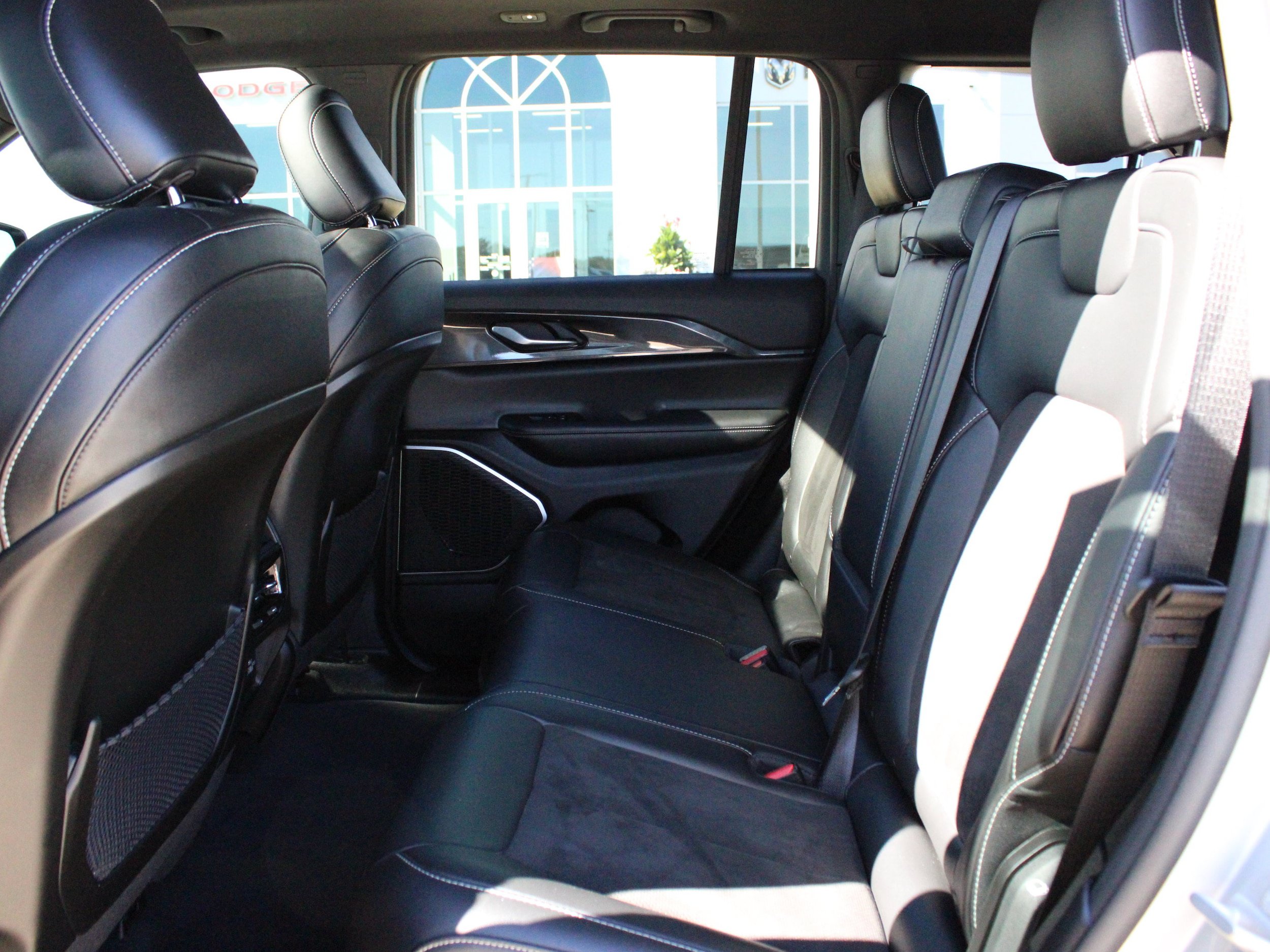 Used 2022 Jeep Grand Cherokee Altitude AWD/4WD image 38