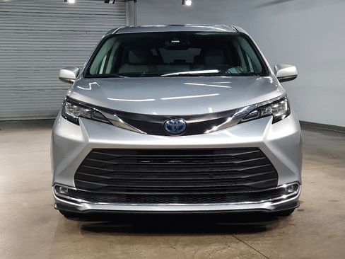 Used 2022 Toyota Sienna XLE image 2