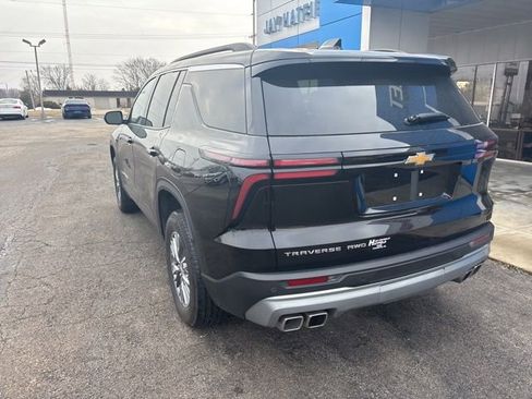Used 2025 Chevrolet Traverse LT image 4